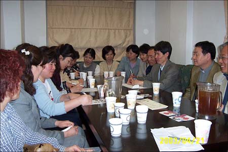 학교 파행의 책임을 물어 이사장 퇴진과 윤덕홍 교육부총리의 적극 개입을 요구하며, 자녀들을 무기한 등교시키지 않기로 결의하고, 서명을 하고 있는 한빛고 경인 지역 학부모들(오른쪽에서 세번째가 이상춘 회장) 